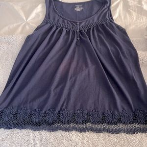 🐳XL Sonoma super cute navy blue tank top with scalloped lacey trim 🐳